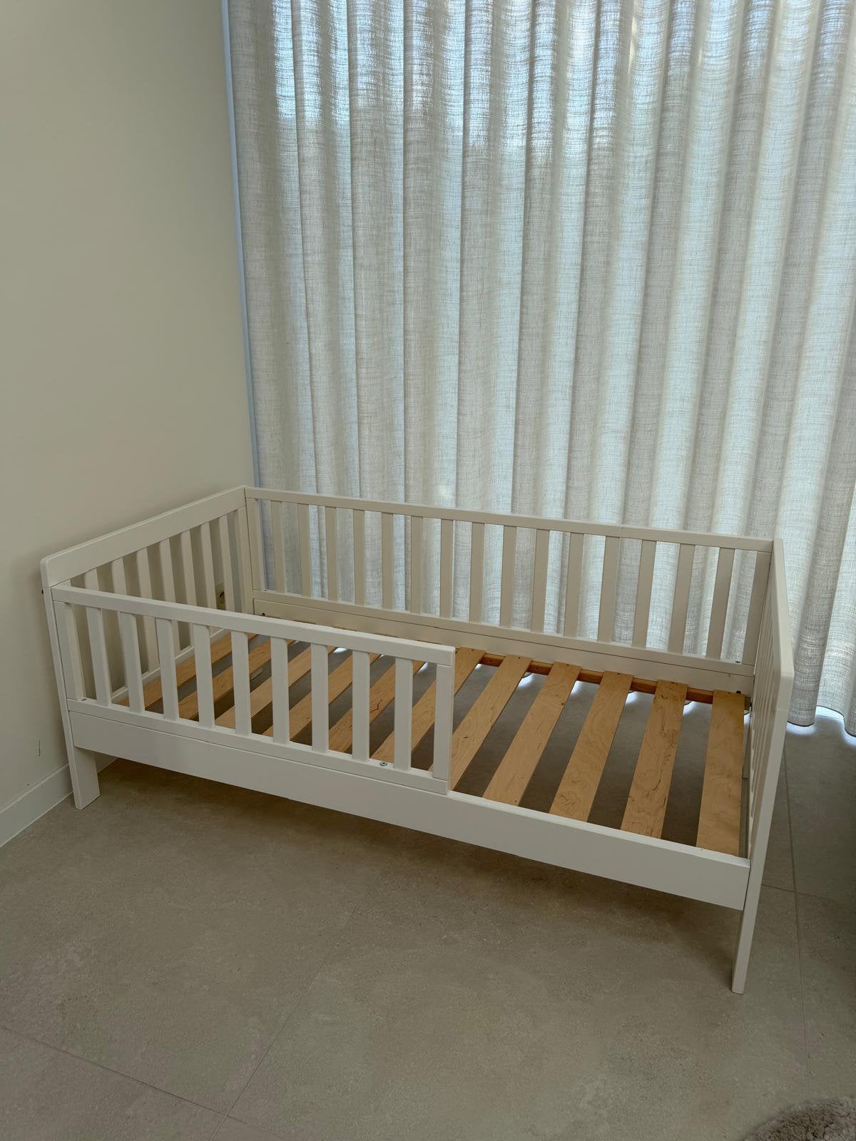 Peuterbedje Petite Amélie, Kinderen en Baby's, Kinderkamer | Bedden, Ophalen, Zo goed als nieuw, Matras
