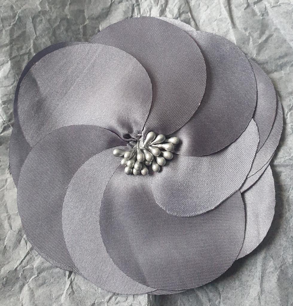 Broche met bloem vervaardigd uit stof, Bijoux, Sacs & Beauté, Broches, Enlèvement ou Envoi, Comme neuf, Gris