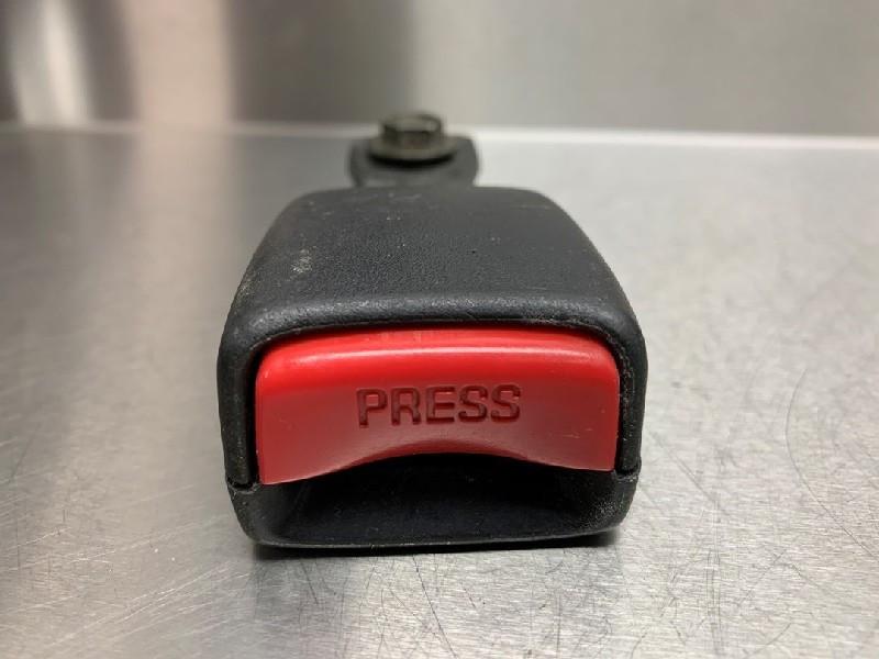 BOUCLE DE CEINTURE ARRIÈRE DROIT Mazda MPV (LW19 / 69), Utilisé, Mazda