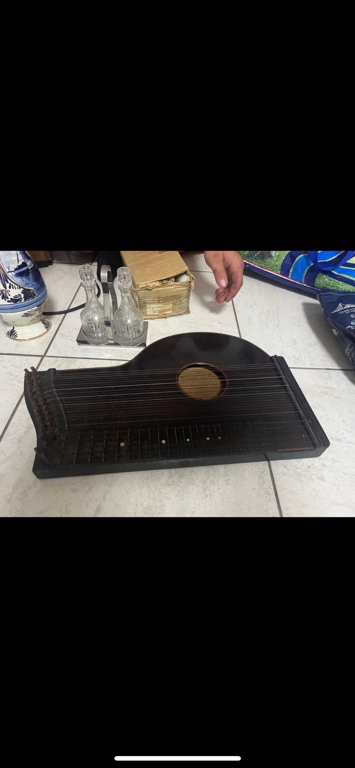 Vintage zither, Enlèvement