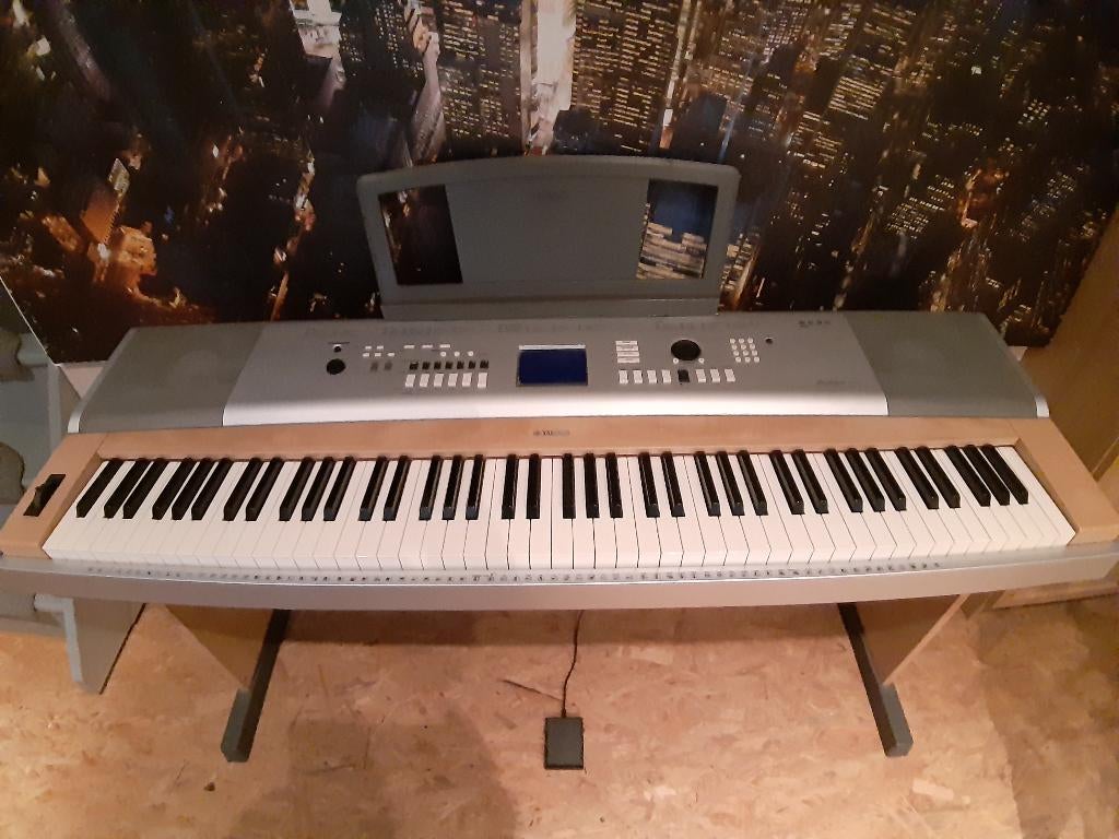 Piano électronique Yamaha DGX-630, Muziek en Instrumenten, Piano's, Ophalen, Zo goed als nieuw, Piano