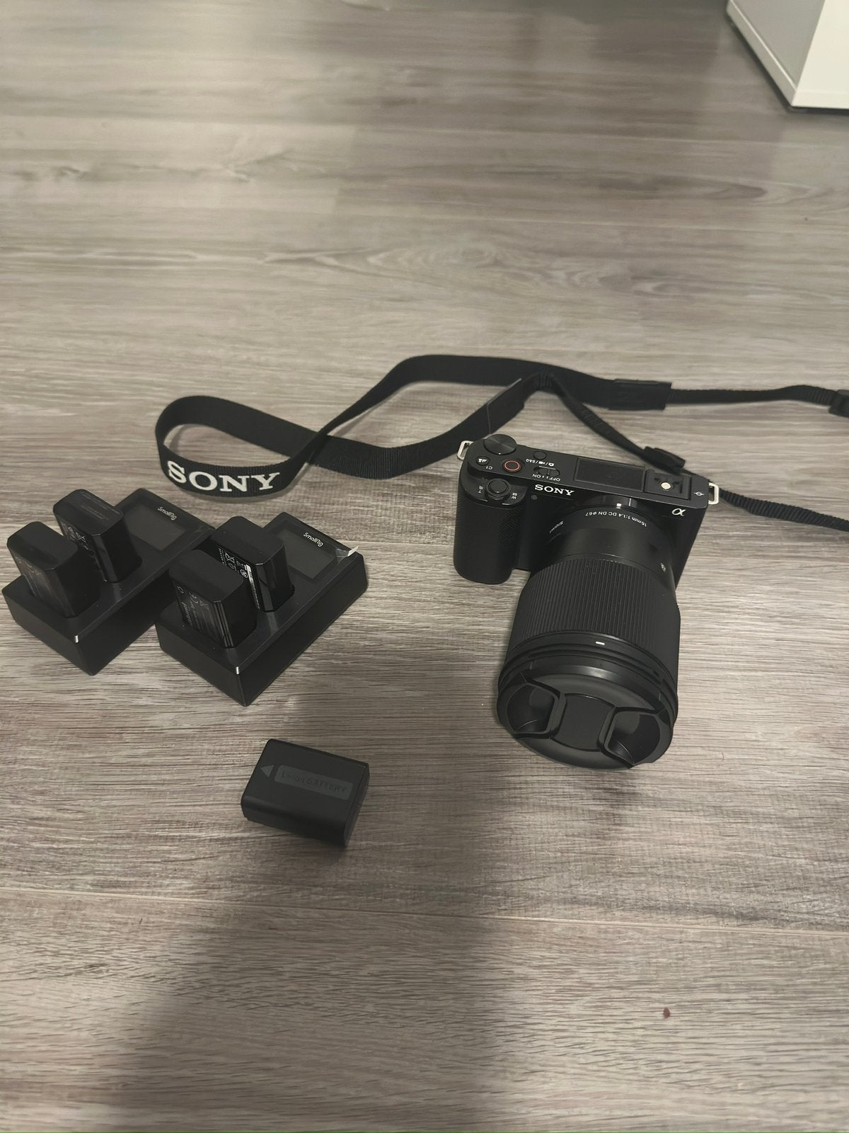 Sony ZV-E10 + objectif Sigma 16 mm + accessoires, Enlèvement ou Envoi, Comme neuf, Batterie, Sony