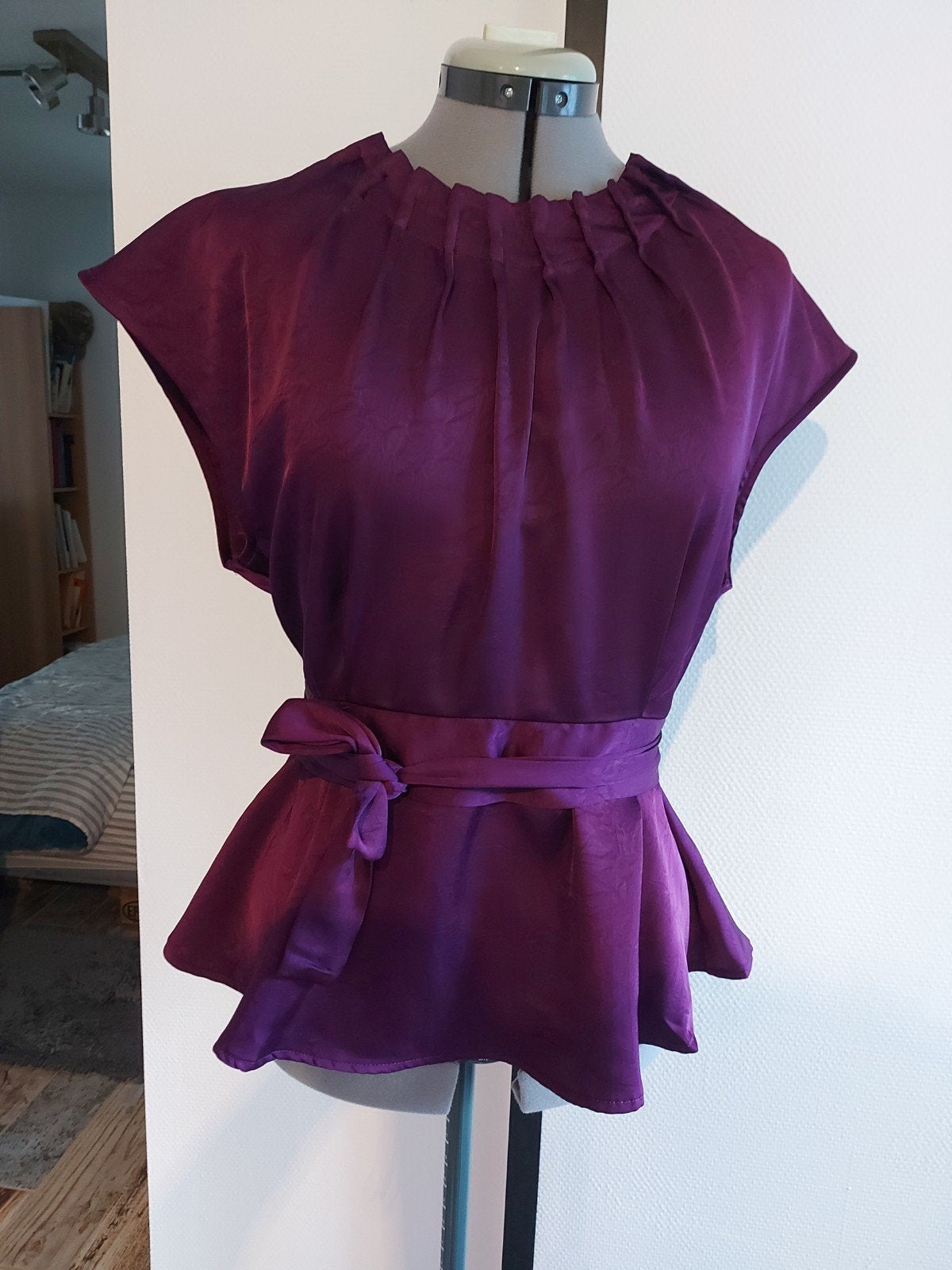 Neuf blouse satin prune M, Enlèvement ou Envoi, Neuf, Taille 38/40 (M)