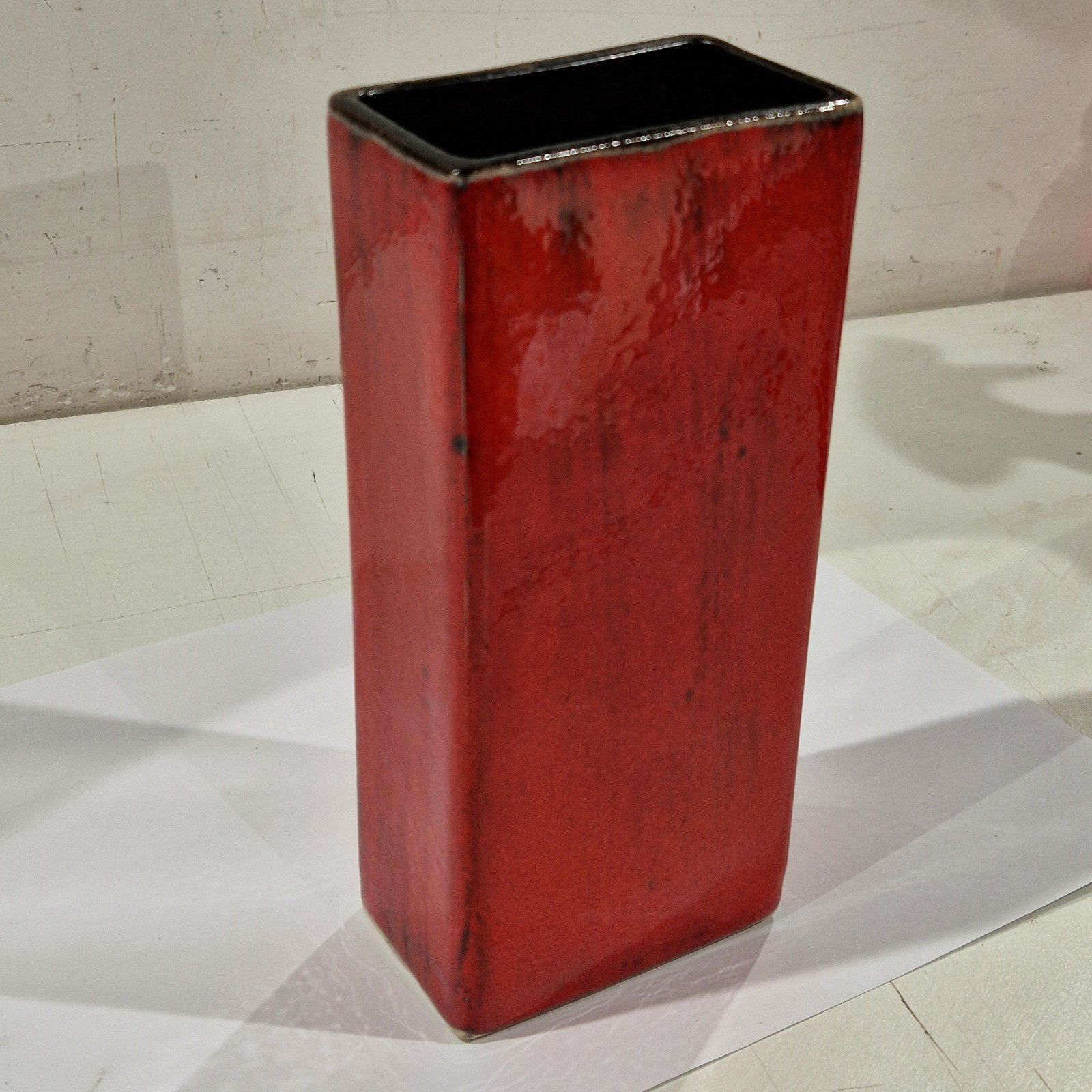 Keramische vaas rood en met  zwarte tinten , keramiek, Ophalen of Verzenden