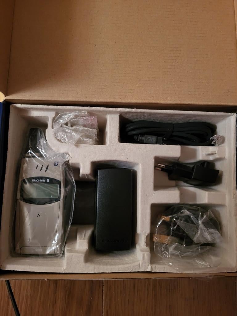 NEUF - Ericsson T28s (GSM mobile à clapet), Enlèvement