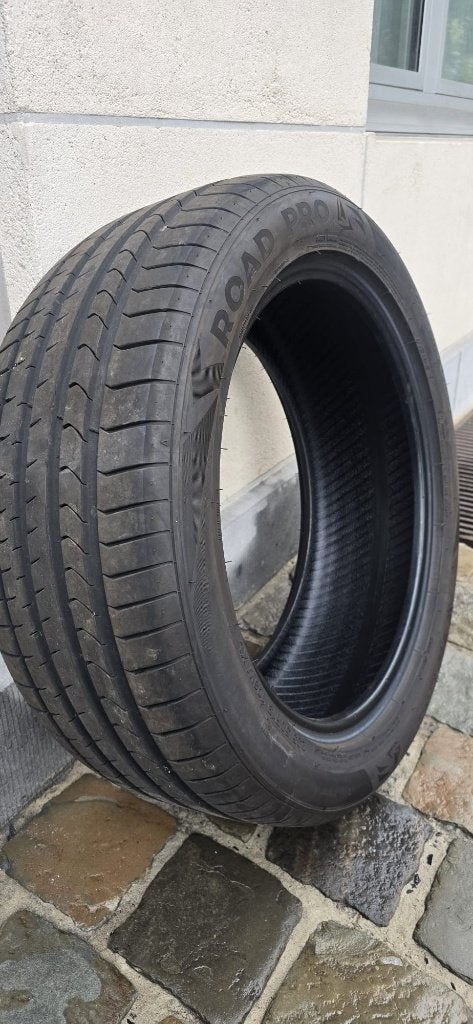 4 pneus 235/50 R19 – Continental & Victory – Très bon état, Autos : Pièces & Accessoires, 4 Saisons, Pneu(s), 19 pouces, Enlèvement