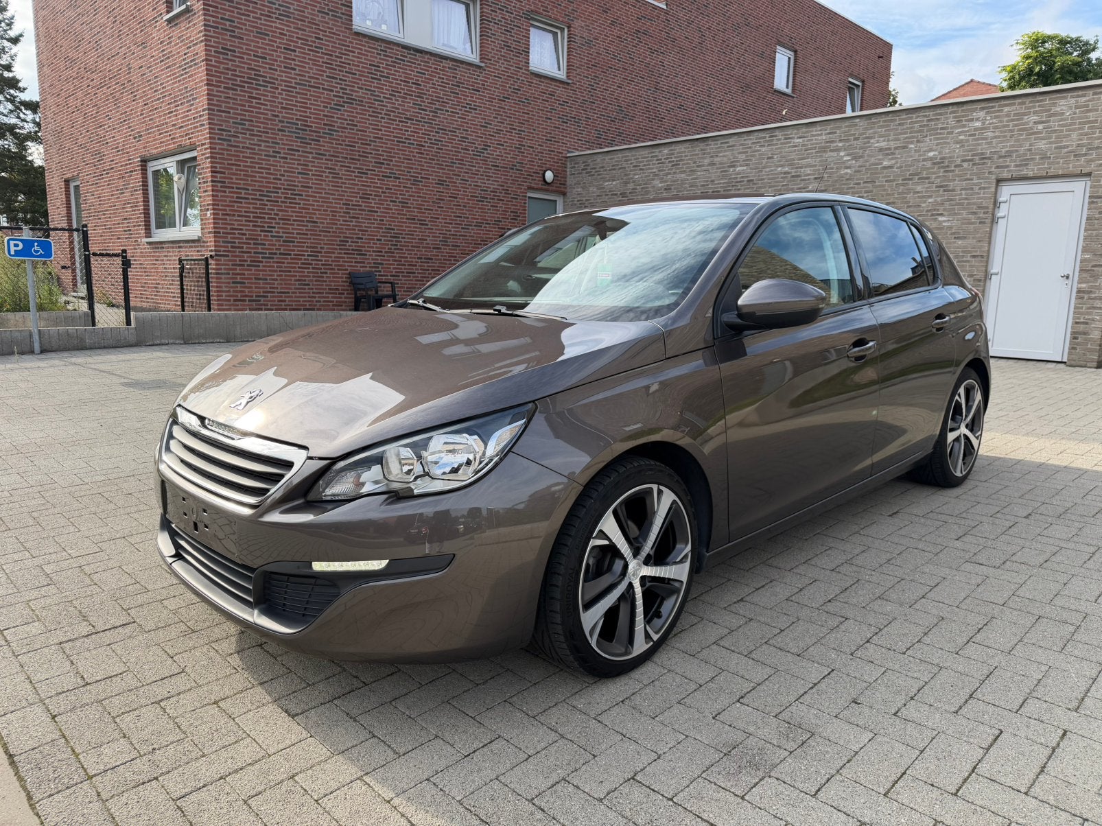 Peugeot 308 1.2benzine (2014) — 137.000 km — Gekeurd vvk, Voorwielaandrijving, Euro 5, Stof, Zwart