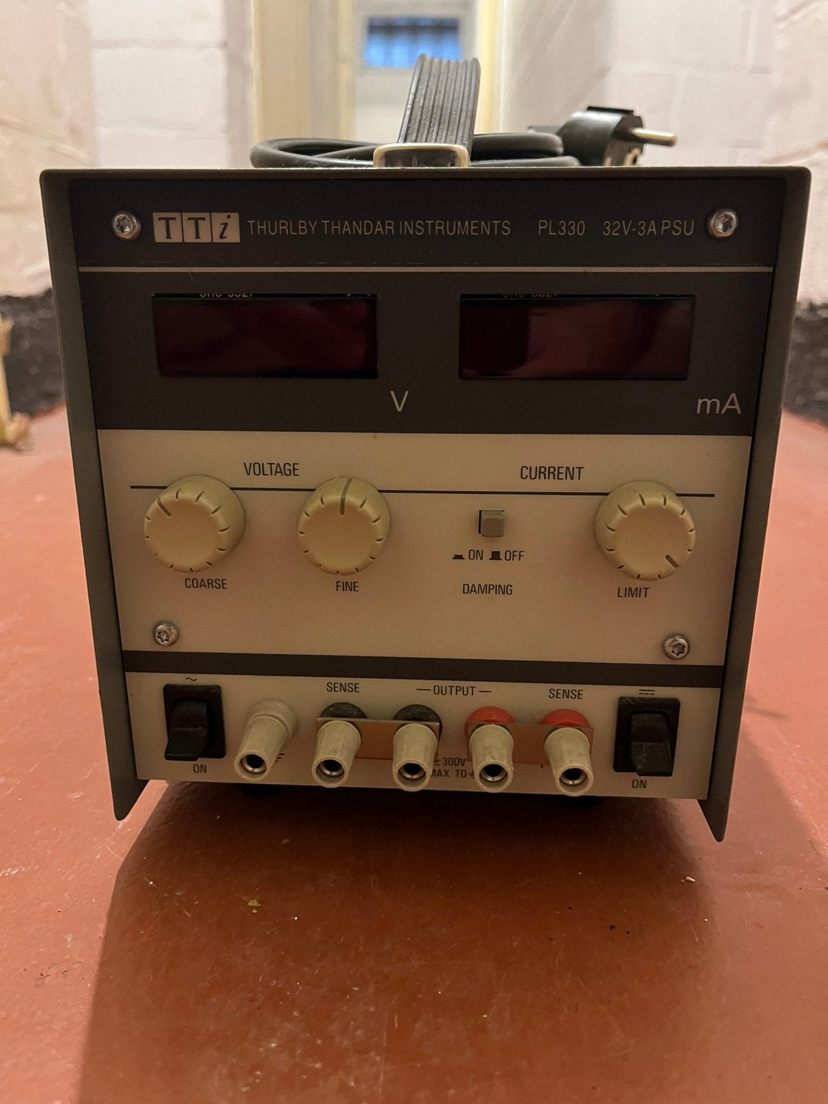 Alimentation de laboratoire  32V - 3A, Bricolage & Construction, Enlèvement, Comme neuf, Autres appareils de mesure ou compteurs
