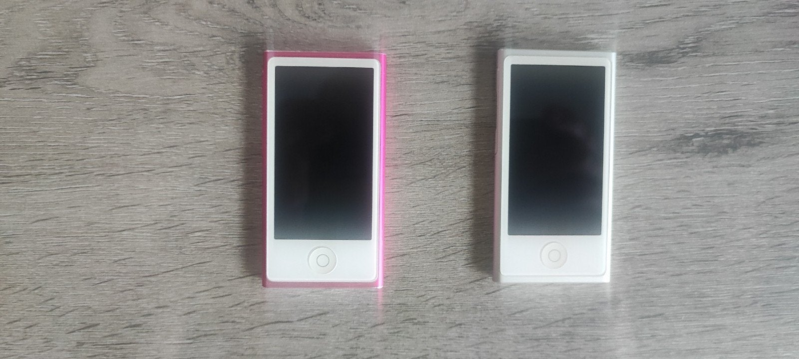 2 Apple iPod gris et rose, Enlèvement ou Envoi