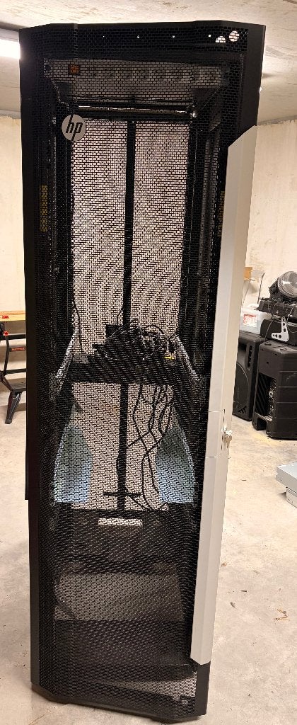 HP Server rack in perfecte staat, Ophalen, Zo goed als nieuw, Geperforeerd, Geperforeerd