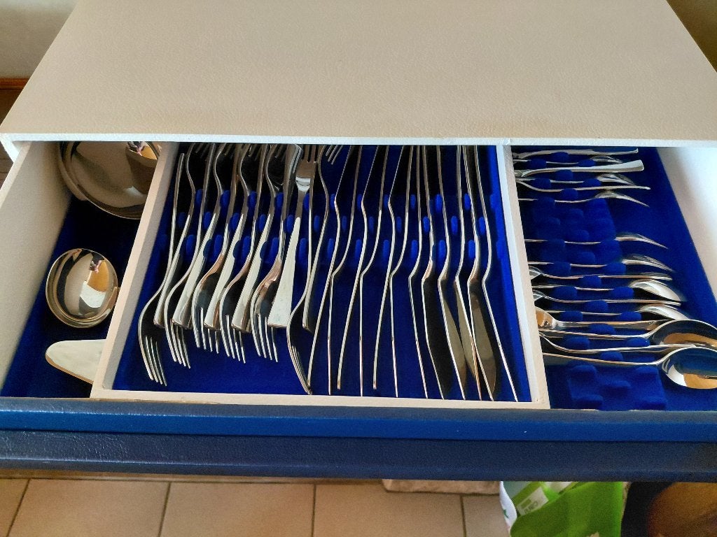 Koffer met bestek, Ophalen