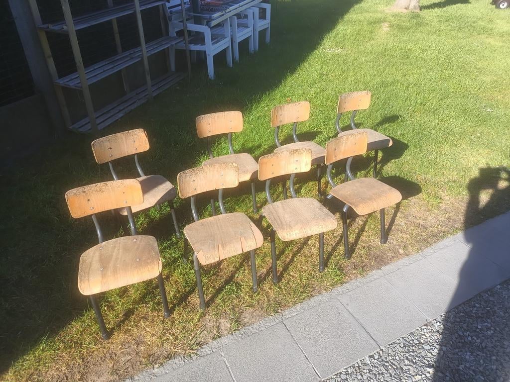 8 identieke Kinder/ Kleuterstoeltjes . Zithoogte: 35 cm, Ophalen
