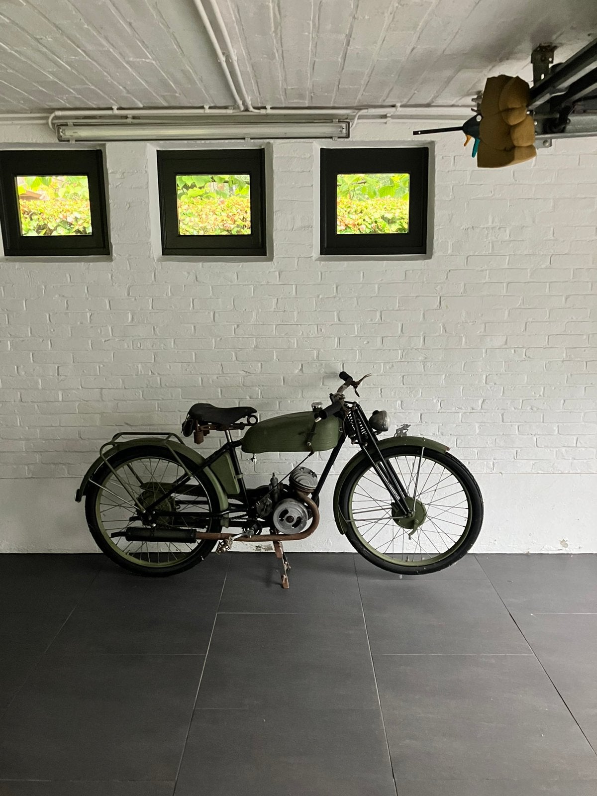 Oude decoratieve motor, Motos