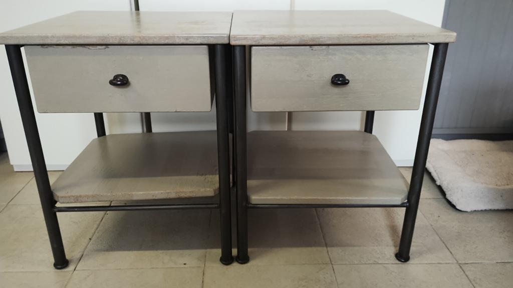 Deux tables de chevet grises utilisées, Enlèvement