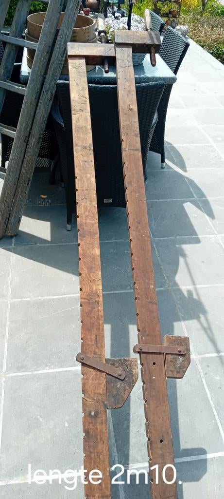 Antieke houten lijmklemmen, Enlèvement
