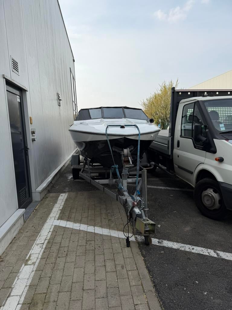 Bateau (avec travaux en cours) + remorque, Enlèvement, Utilisé