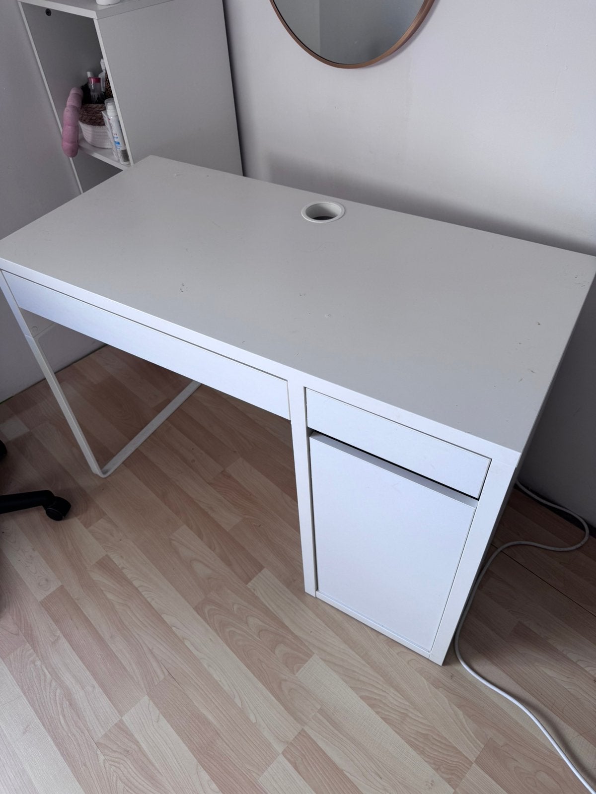 Witte ikea bureau, Huis en Inrichting, Ophalen, Zo goed als nieuw, IKEA