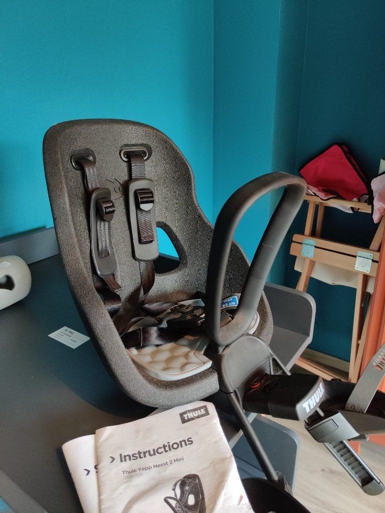 fietsstoel thule + fietshelm, Fietsen en Brommers, Ophalen, Voetsteuntjes, Yepp (Thule), Voorzitje
