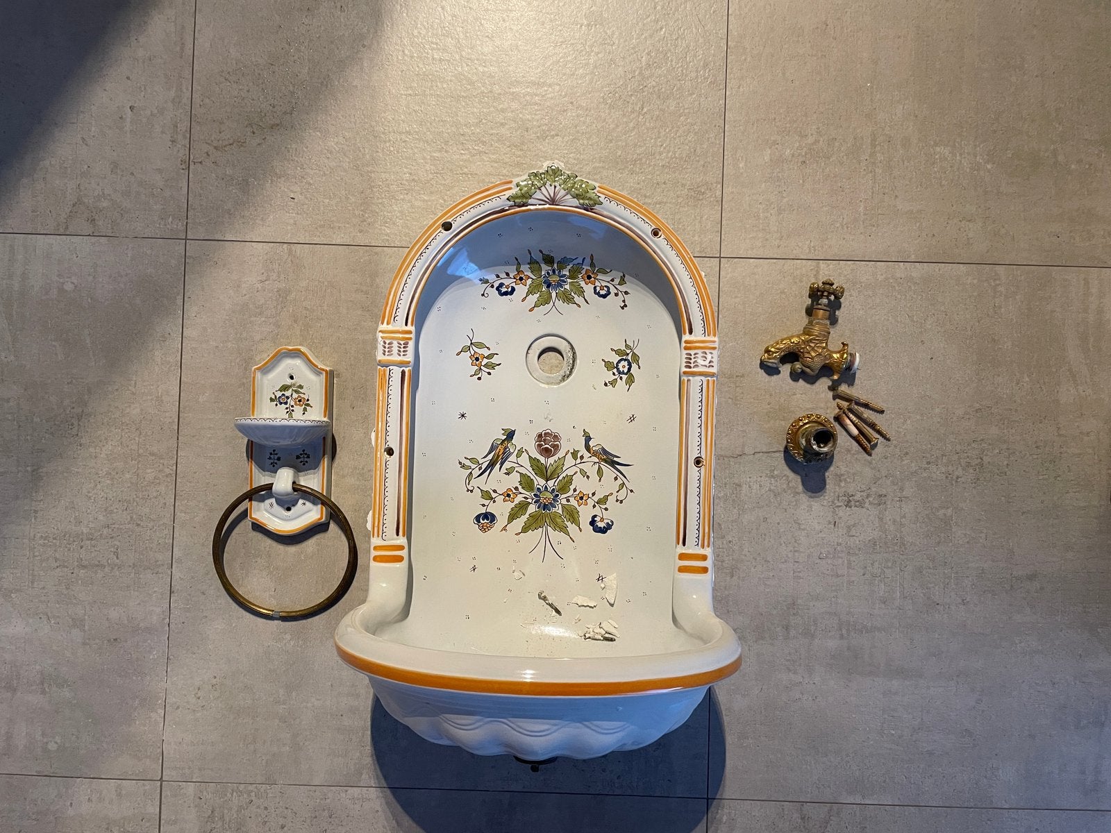 Antieke Franse faience wandfontein met zeepbakje en kraan, Antiek en Kunst, Ophalen