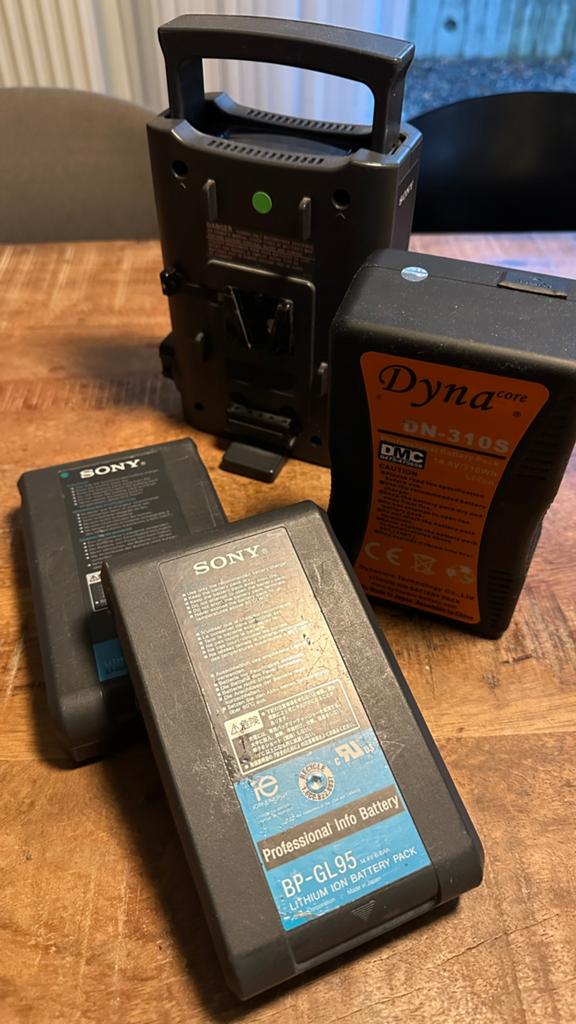 Sony batterijlader + 3 batterijen, Ophalen of Verzenden, Gebruikt