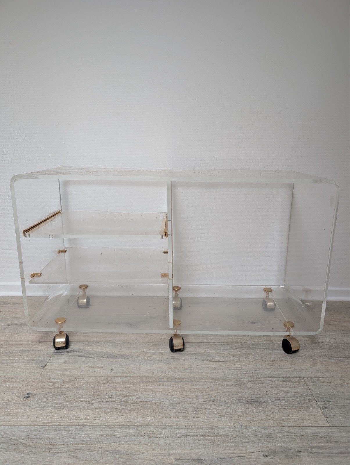 Commode plexiglas a roulettes dorées, Enlèvement
