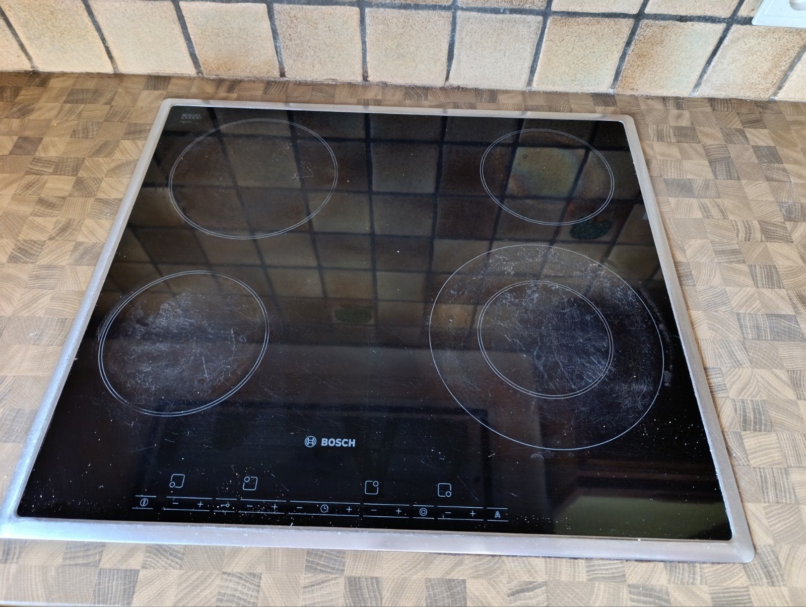 Taque vitrocéramique de marque BOSCH, Electroménager, 4 zones de cuisson, Enlèvement, Utilisé, Encastré