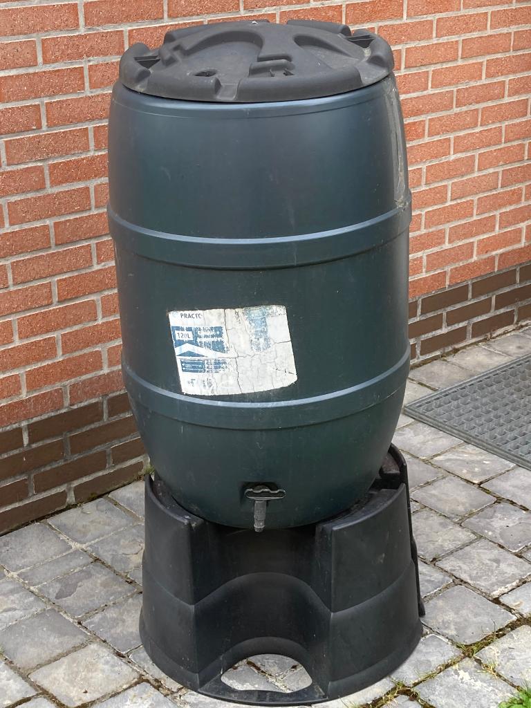Zwarte regenton met deksel 120L op voet met kraantje., Ophalen, Kunststof, Gebruikt, Met kraantje