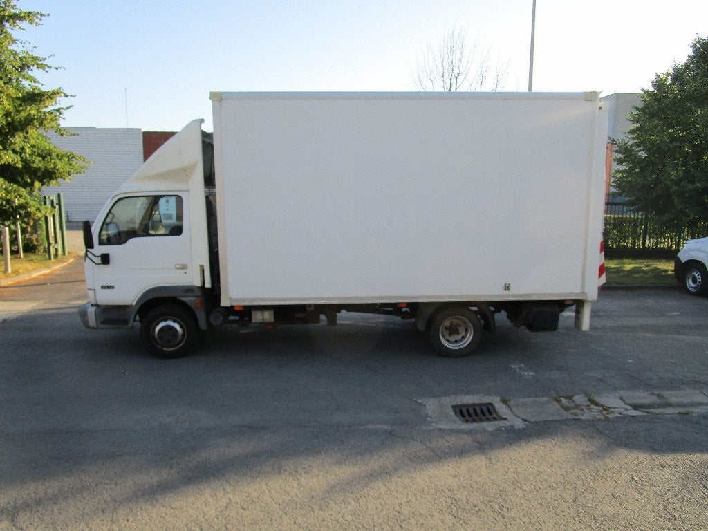NISSAN CABSTAR 3.000 CC DIESEL , MEUBELBAK MET LIFT, Auto's, Bestelwagens en Lichte vracht, Wit, Bedrijf, Grijs, 2 deurs