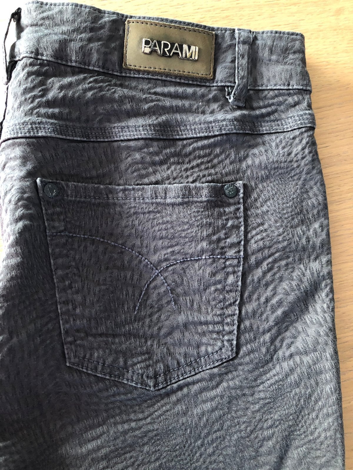 Donkergrijze broek met patroon maat 44, Kleding | Dames, Spijkerbroeken en Jeans, Ophalen, Gedragen, Grijs, W33 - W36 (confectie 42/44)