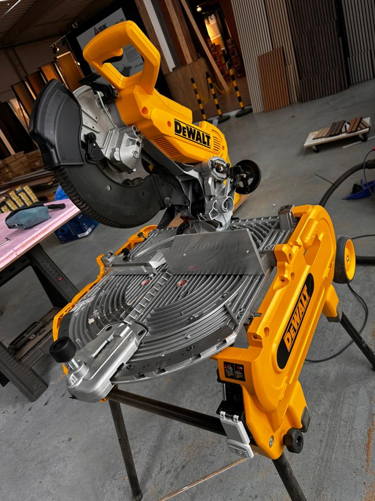 DEWALT D27107 afkort- en tafelzaag, Doe-het-zelf en Bouw, Gereedschap | Zaagmachines, Ophalen, Zo goed als nieuw