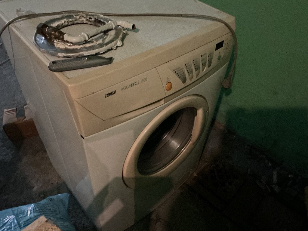 Gratis defecte zanussi wasmachine 6 kg, Elektronische apparatuur, Ophalen, Minder dan 1200 toeren, 4 tot 6 kg, Voorlader