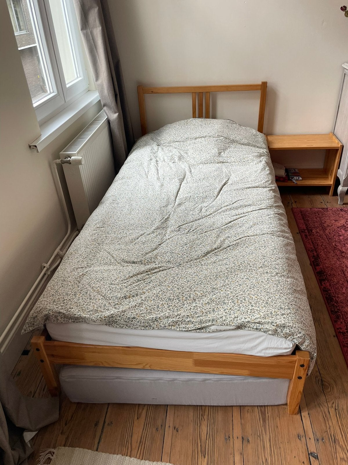 éénpersoonsbed & nachtkastje in grenenhout, Ophalen, 90 cm, Eenpersoons, Zo goed als nieuw