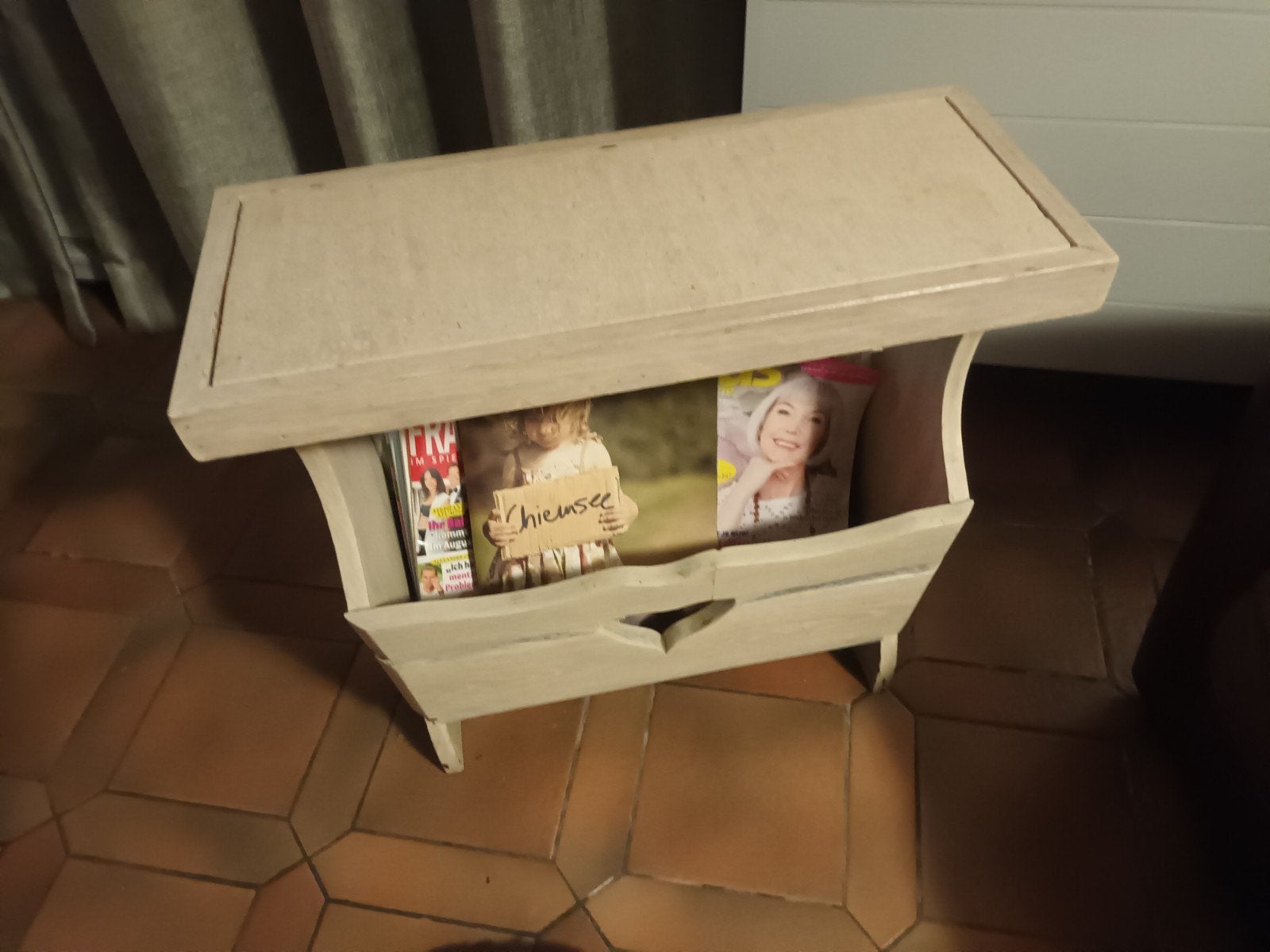 bijzettafeltje, Ophalen, Gebruikt, Hout, Bijzettafel met lectuurbak