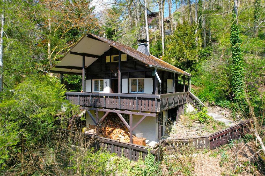 Liefhebber-object; Prachtig houten blokhuis in de Eifel, Immo, Buitenland, Duitsland, Woonhuis, Landelijk