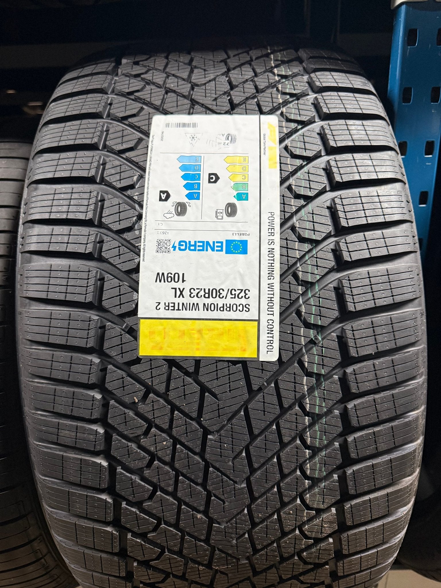2x 325/30/23 nieuwe Lamborghini Urus Pirelli winterbanden, -, -, Banden en Velgen, Nieuw