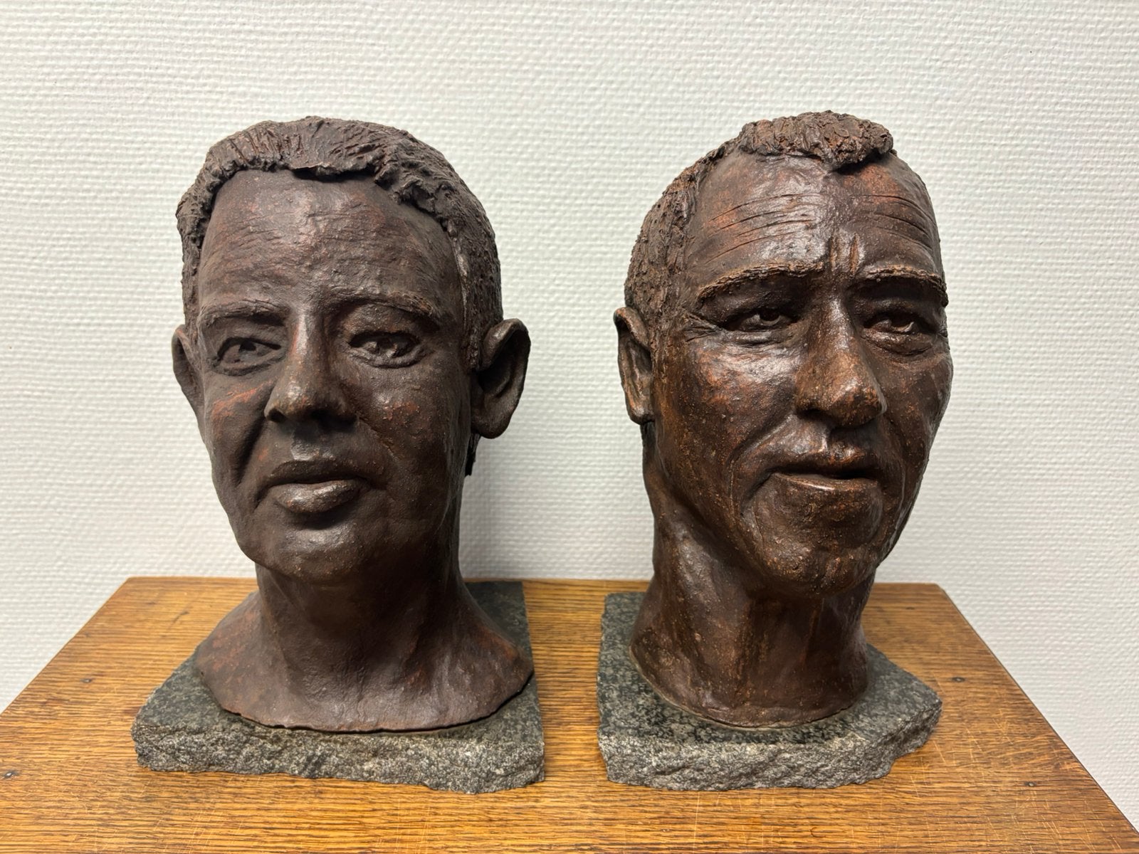 Twee Spaanse Mannenhoofden Terracotta – Gesigneerd: Joco, Antiek en Kunst, Ophalen of Verzenden, Beschilderd