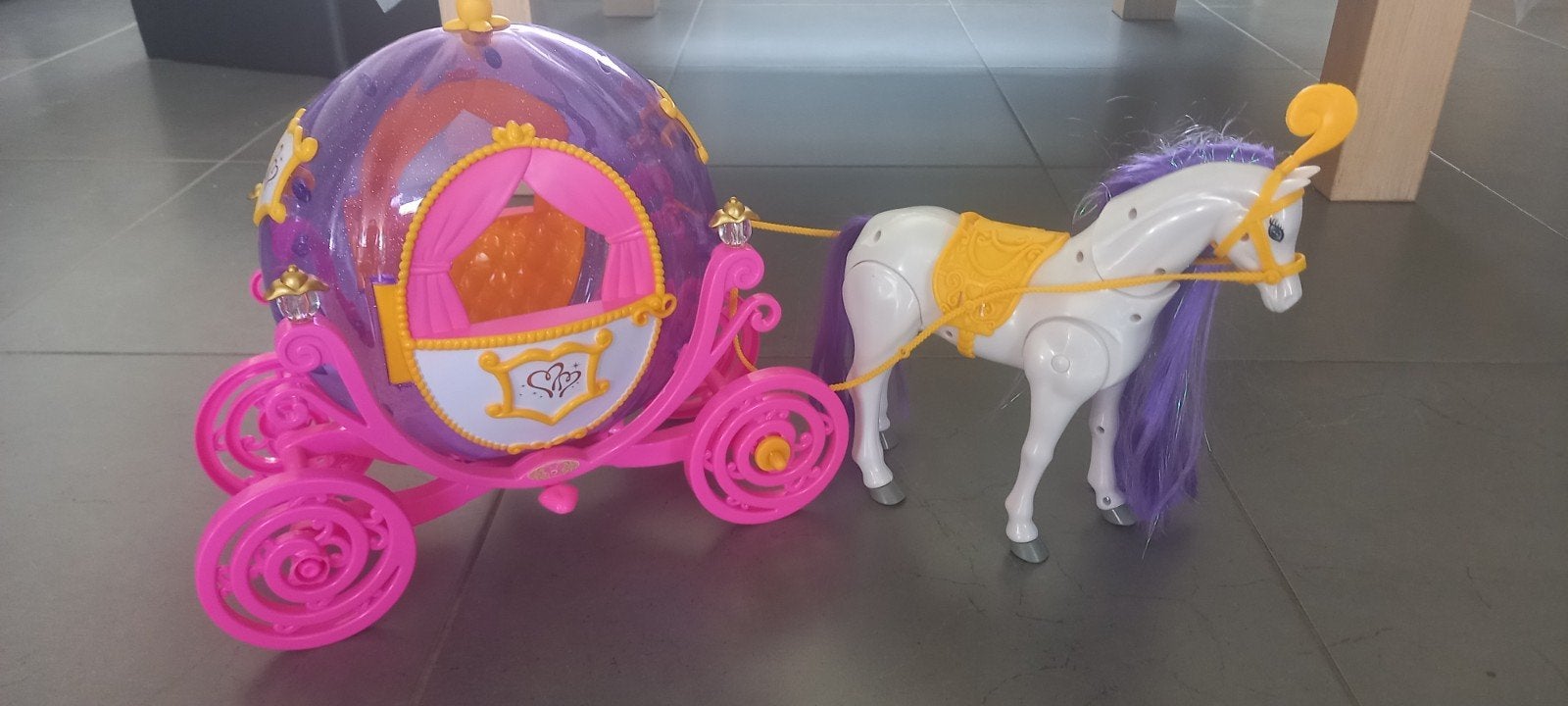 Speeltoestellen met paard, Ophalen