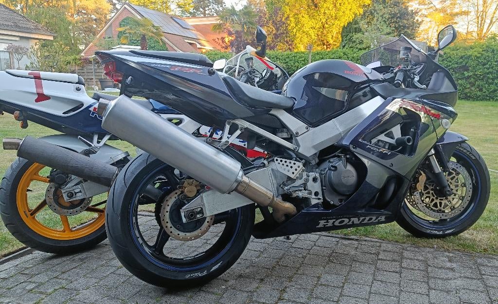 Honda CBR 900 RR Fireblade 3500€, 4 cilinders, Motorrijbewijs A, Gebruikt, Meer dan 35 kW