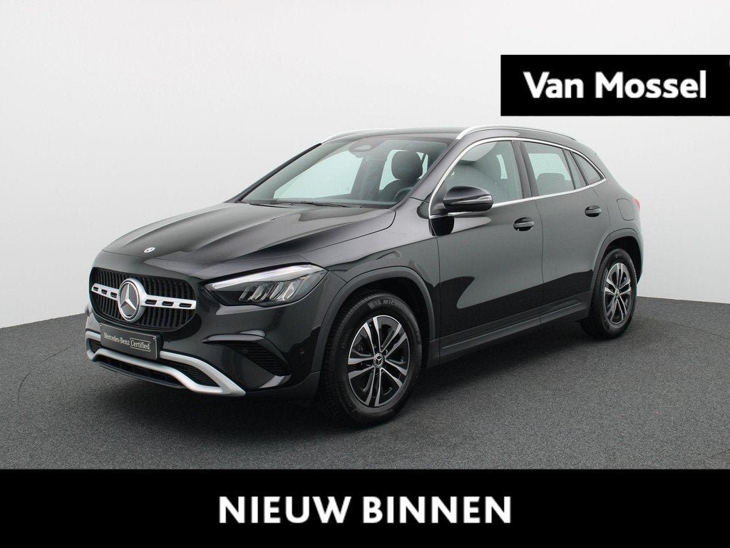 Mercedes-Benz GLA 180 Business Line + TREKHAAK + CAMERA + SE, Stof, Gebruikt, Zwart, 4 cilinders