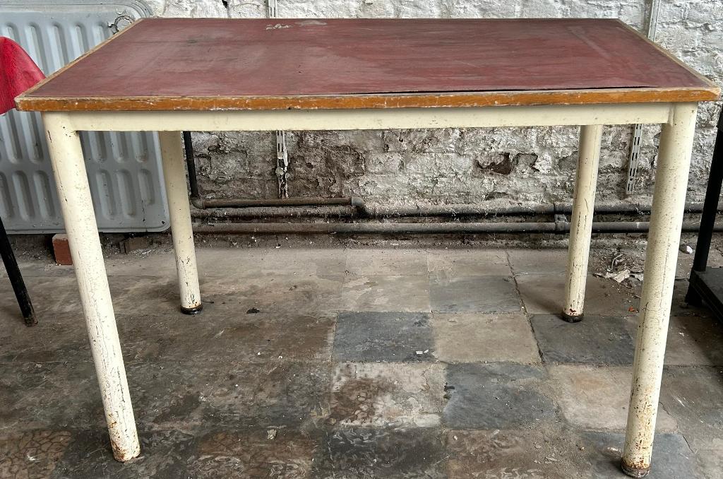 Ancienne table a manger, Métal, 100 à 150 cm, Quatre personnes, Enlèvement