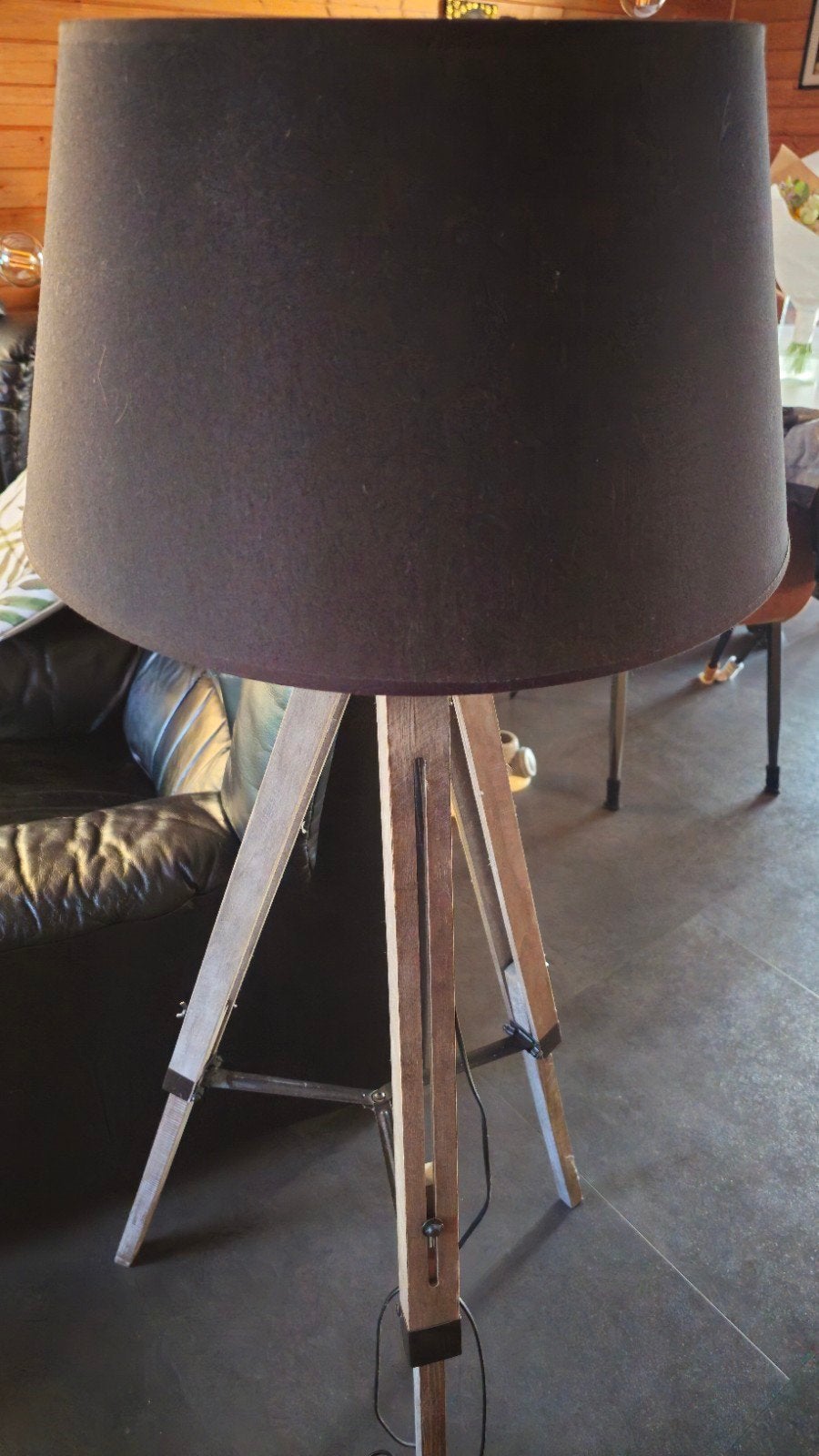 Houten vloerlamp op 3 poten zwarte kap, Maison & Meubles, Lampes | Abat-jour, Enlèvement, Lampadaire