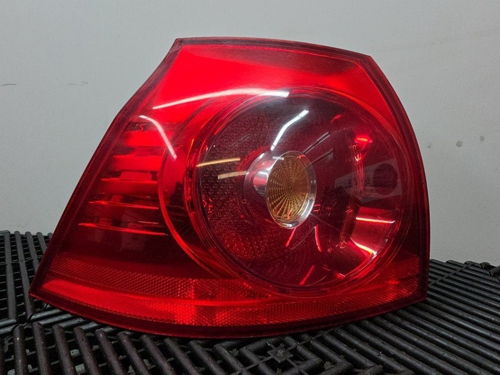 FEU ARRIÈRE GAUCHE Golf V (1K1) (|1K6945095AA|1K6945095G|), Volkswagen, Valeo, Utilisé, 100, rue de Courcelles
75017  Paris, FR