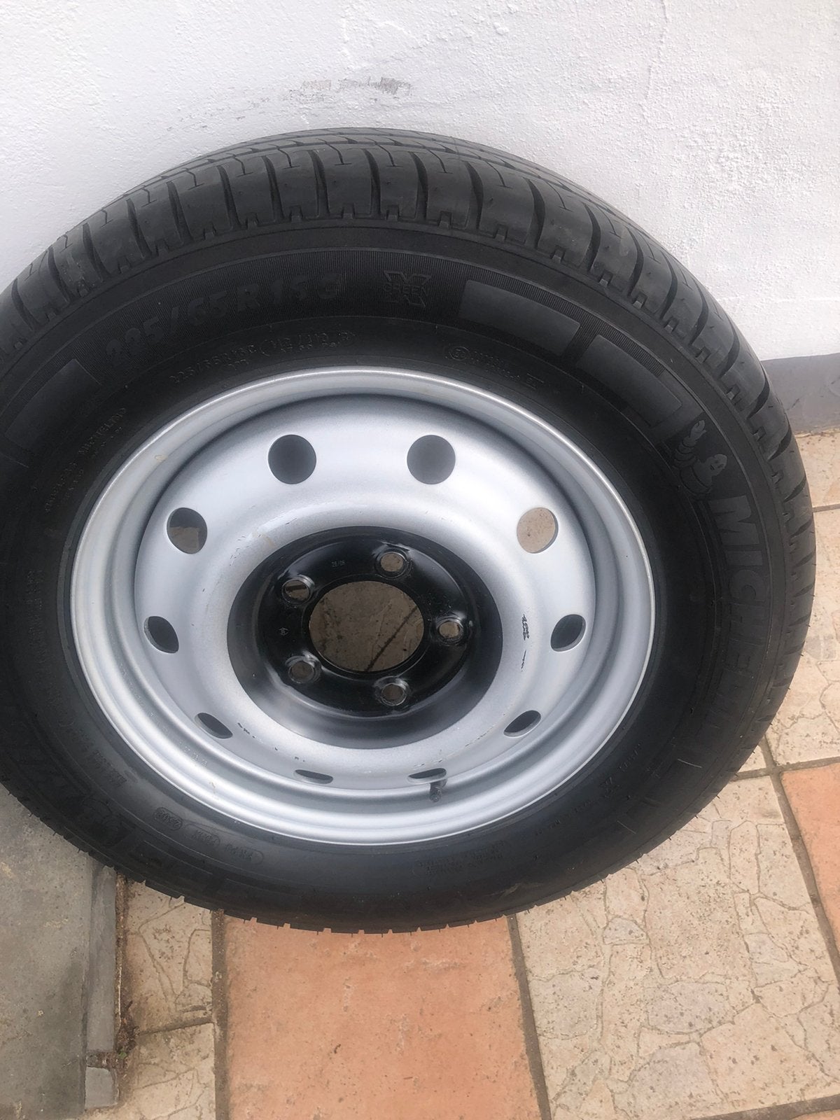 Nouveau pneu de voiture MICHELIN AGILIS 225 R16 C 112/110 R, Enlèvement, Comme neuf