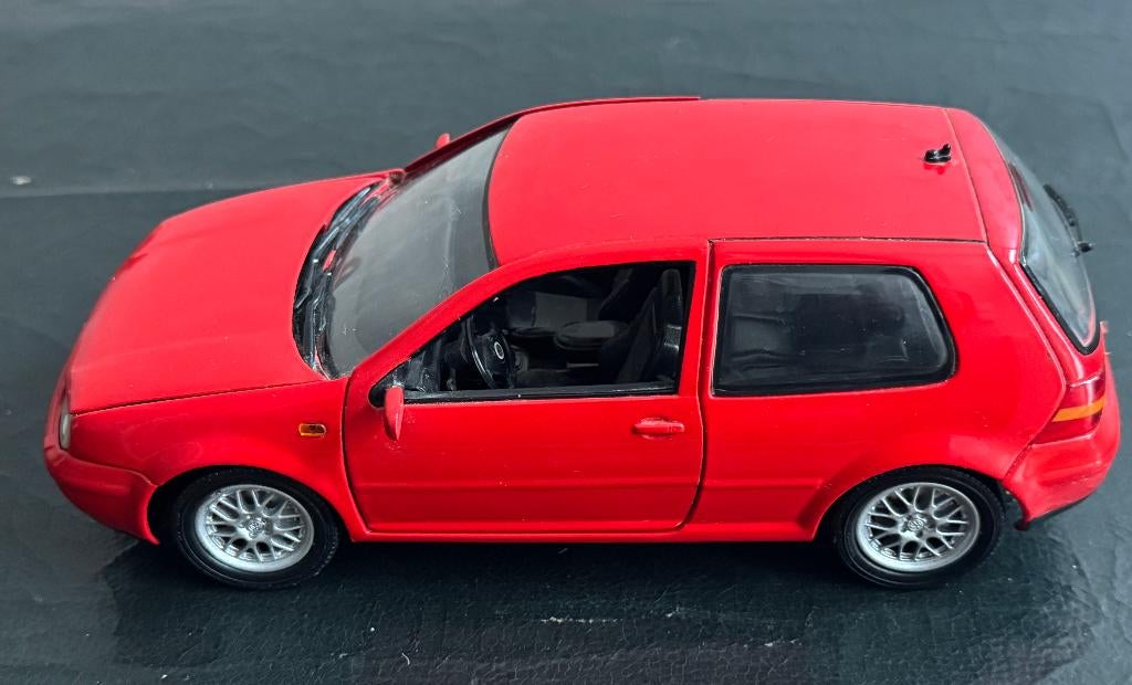 VW Golf GTI 1997 (échelle 1/18) rouge, Enlèvement ou Envoi, Utilisé, Voiture, Revell