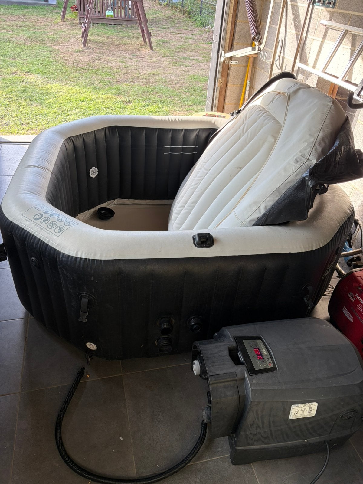 Jacuzzi intex pour pieces ou qqc qui sait bricoller, Jardin & Terrasse, Enlèvement, Utilisé, Couverture, Gonflable