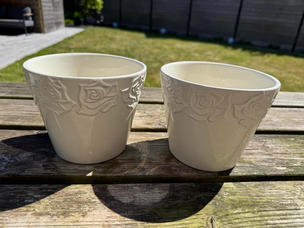 Twee witte bloempotjes 12 cm hoog, Moins de 25 cm, Comme neuf, Enlèvement, Moins de 40 cm
