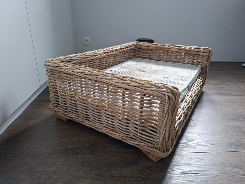 Rotan Hondenmand met kussen, Enlèvement