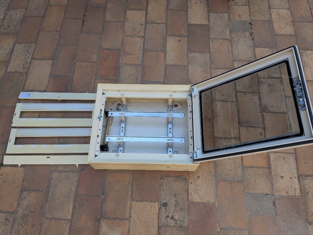 Kleine electriciteitskast met slot, Doe-het-zelf en Bouw, Elektriciteit en Kabels, Ophalen, Gebruikt, Overige merken, Groepenkast