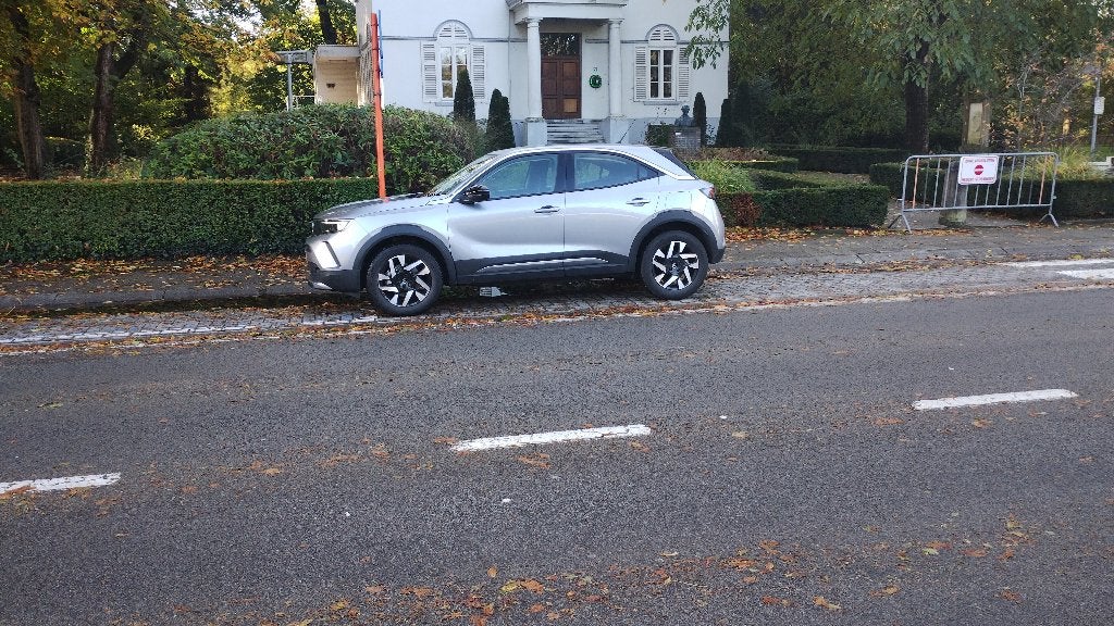 Opel Mokka e 6300km 04/2025, Auto's, Dealer onderhouden, Elektrisch, 5 zetels, 5 deurs