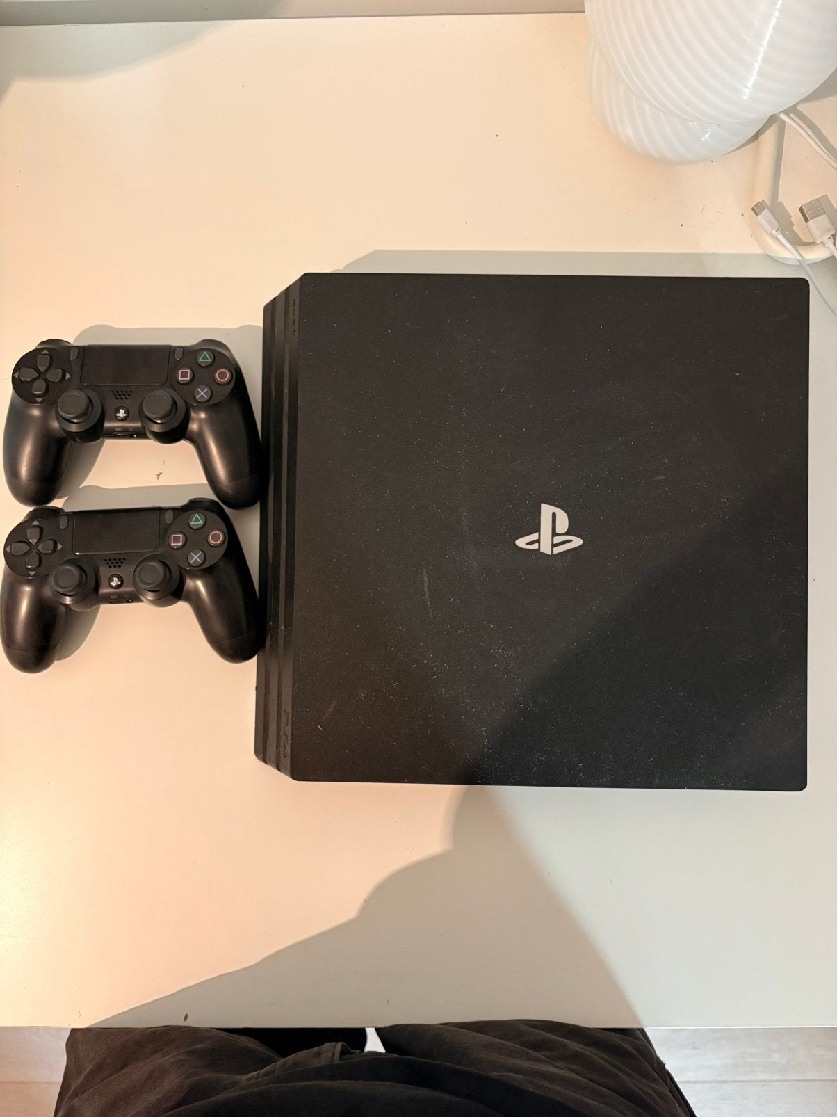 Playstation 4 pro + 2 controllers, Ophalen, Met 2 controllers, Zo goed als nieuw, 1 TB